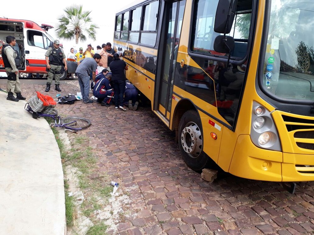 Mulher morre esmagada por ônibus escolar na BR-343 em Campo Maior